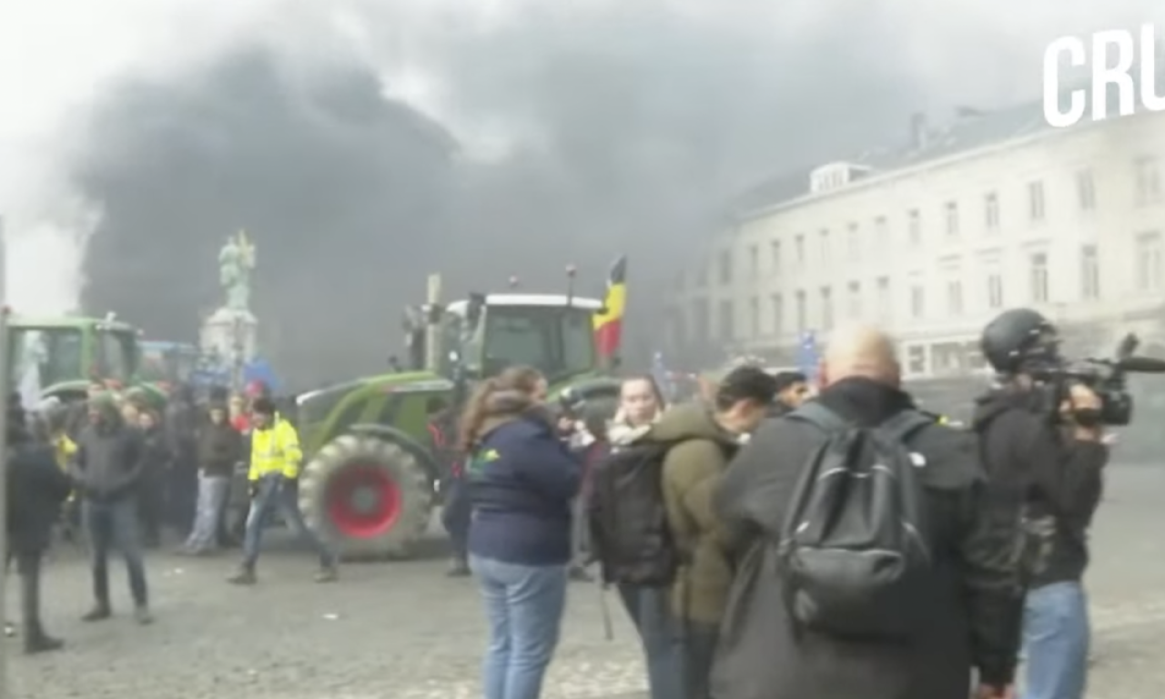 TOTALNI HAOS U SRCU EU! Baklje i kamenje lete ka Evropskom parlamentu u Briselu, traktori čupaju drveće! (FOTO, VIDEO)