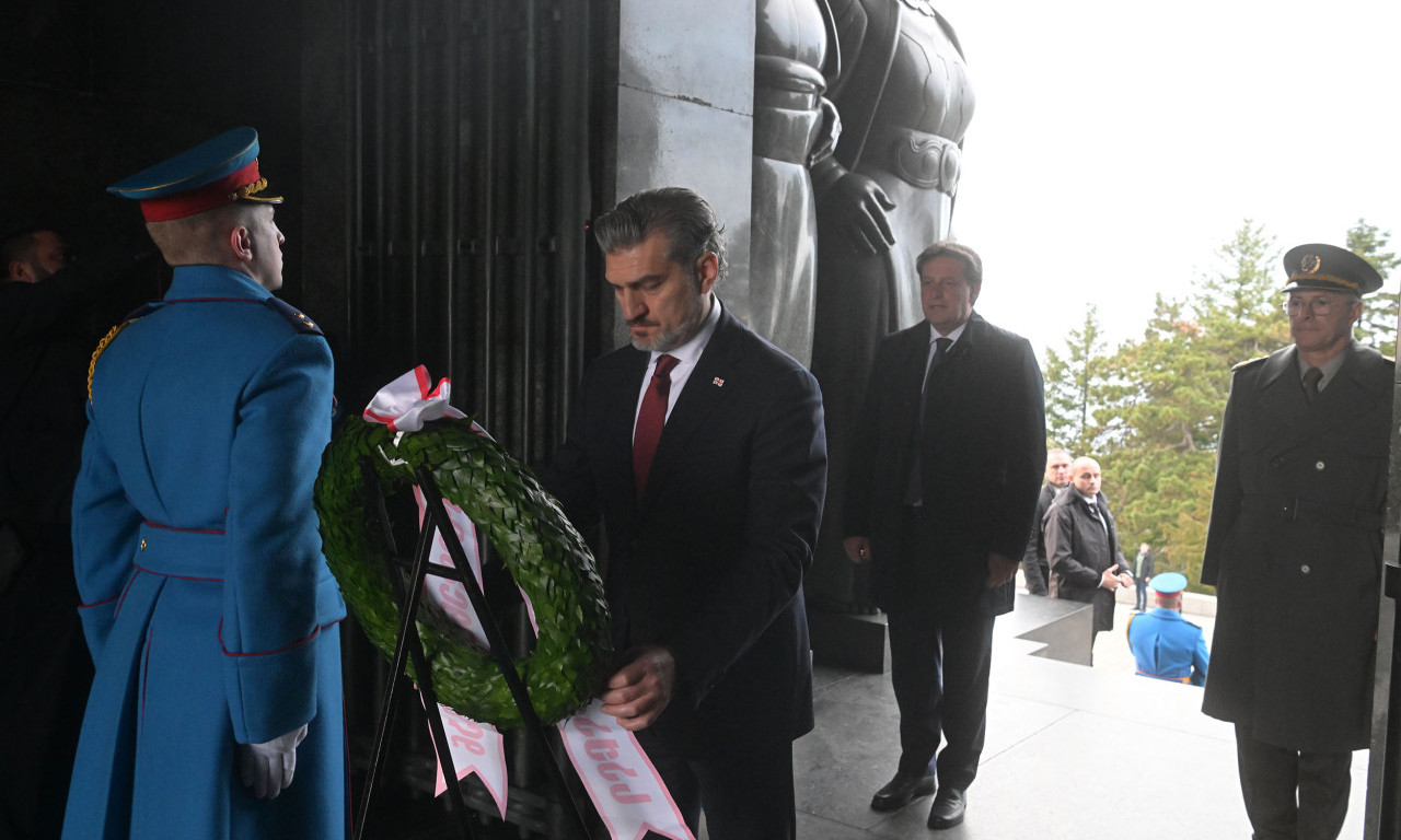 PREDSEDNIK GRUZIJE POLOŽIO VENAC NA SPOMENIK NEZNANOM JUNAKU Kavelašvili se upisao u spomen-knjigu (FOTO + VIDEO)