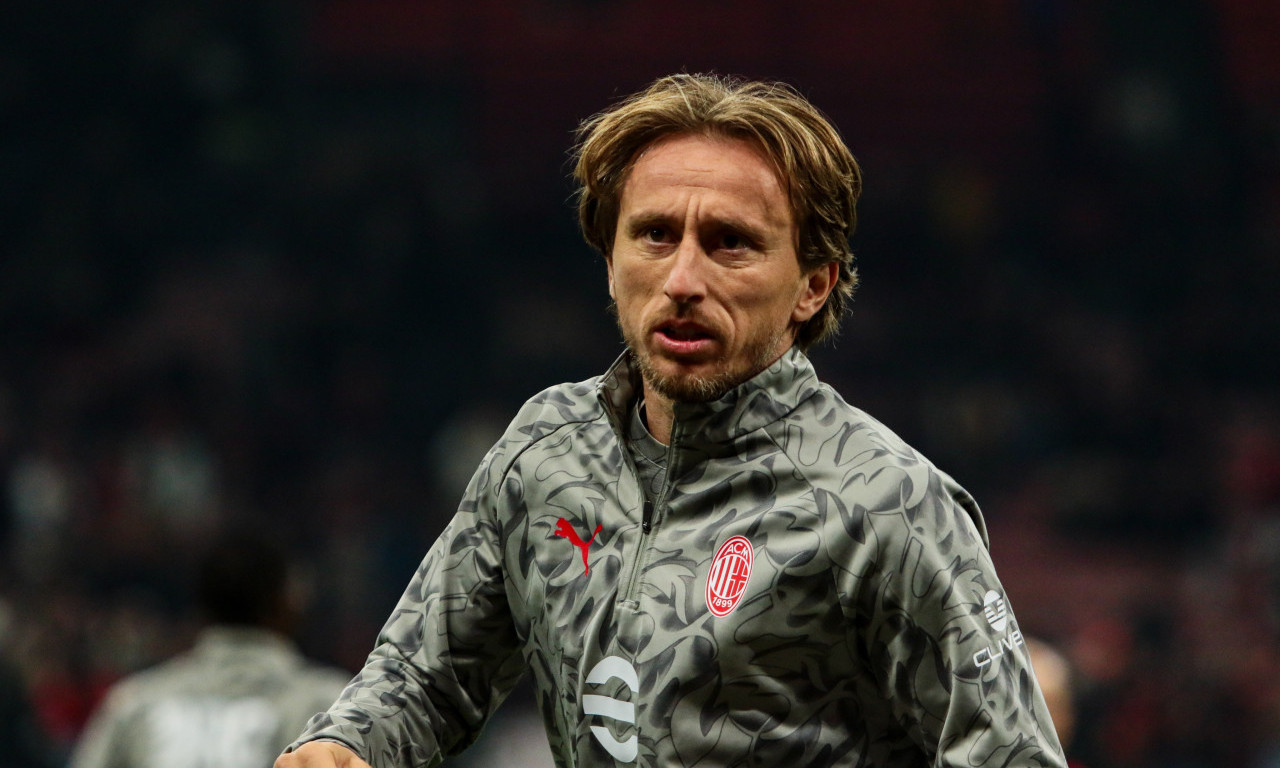 JE LI MOGUĆE DA JE DO OVOGA DOŠLO!? Pogledajte šta Modriću piše na dresu, navijači su ljuti (FOTO)