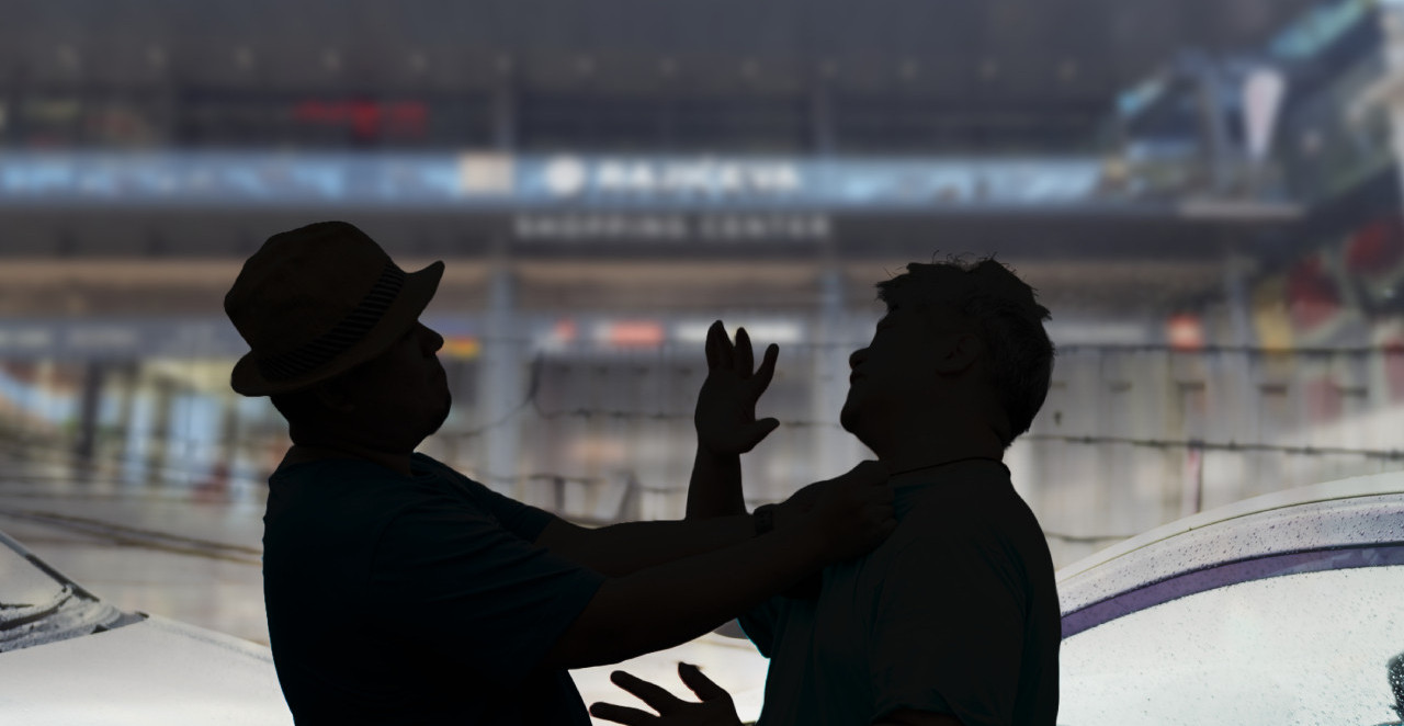 ŽESTOKA TUČA U CENTRU BEOGRADA Izvukao vozača iz kola, pa metalnim ključem krenuo na njega, saobraćaj stao!  (VIDEO)