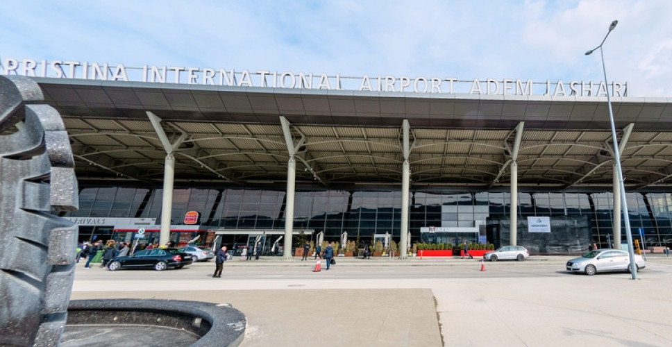 HAOS NA AERODROMU U PRIŠTINI Evo šta je putnik krio u čarapama, odmah reagovala policija