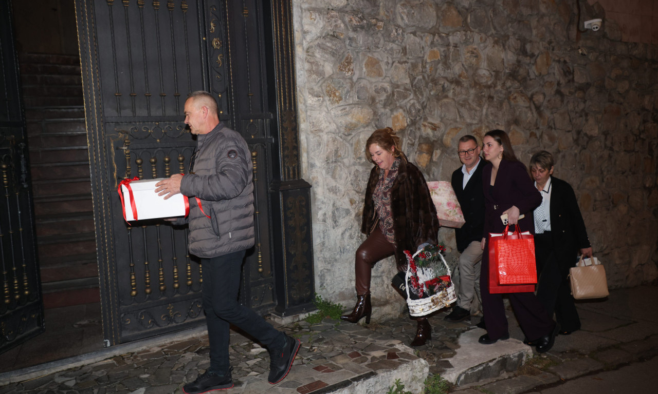 TRUBAČI DEDA MRAZOVI I ELITA NA DEDINJU: Ceca slavi Svetog Nikolu, pogledajte ko je sve došao u vilu u Ljutice Bogdana! (FOTO)