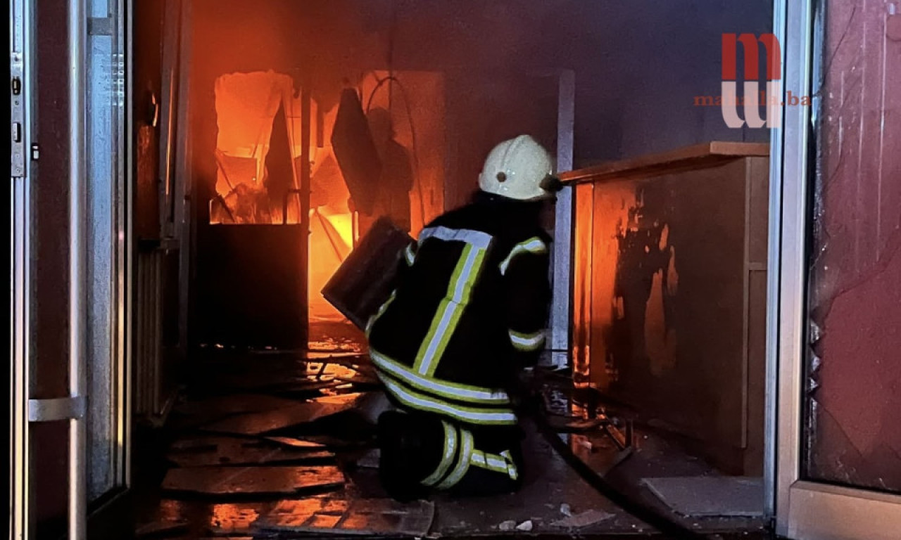 PRVI SNIMCI EKSPLOZIJE I POŽARA U KISELJAKU Vatra "progutala" fabriku, vatrogasci u ljutoj borbi (FOTO+VIDEO)