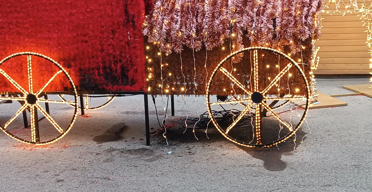 HOROR U NOVOM SADU, POGLEDAJTE KAKO JE MUŠKARAC ZAPALIO NOVOGODIŠNJU DEKORACIJU Hitno se oglasio gradonačelnik (VIDEO)