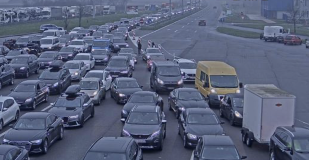 KILOMETARSKE KOLONE NA GRANIČNOM PRELAZU SRBIJE I HRVATSKE Ne vidi se kraj od gužve, putnici čekaju satima! (FOTO)