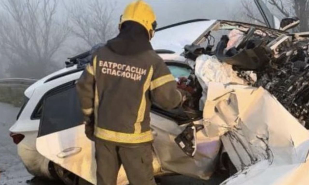 PRVE SLIKE NESREĆE NA AUTO-PUTU BEOGRAD - NIŠ Dvoje mrtvih! Automobil zgužvan završio na ogradi (FOTO)