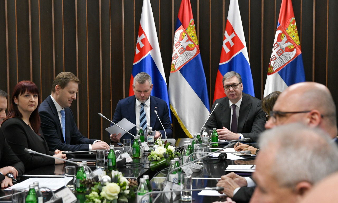 VUČIĆ I PELEGRINI STIGLI U BAČKI PETROVAC Pogača i so za dva predsednika (VIDEO)