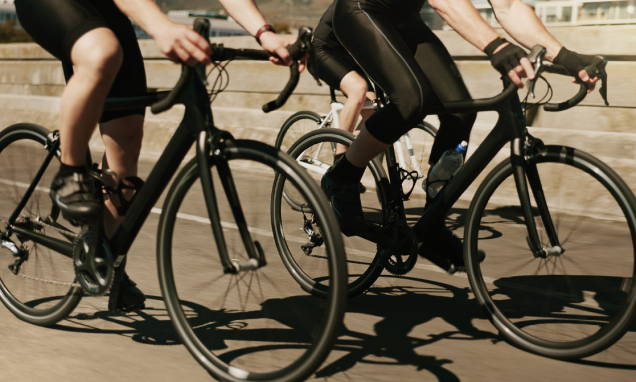 PUCANO NA BICIKLISTE IZ AUTOMOBILA U POKRETU! Na meti mladi sportisti iz Italije, sve zabeleženo na snimku