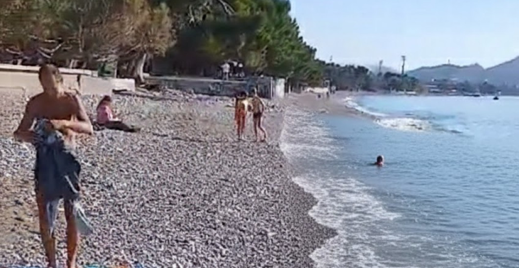 JUČE STIGLA ZIMA, A ONI NA PLAŽI! Dok se Srbija smrzava, u Baru kupaći kostimi i skokovi u more – snimak o kojem bruji region! (VIDEO)