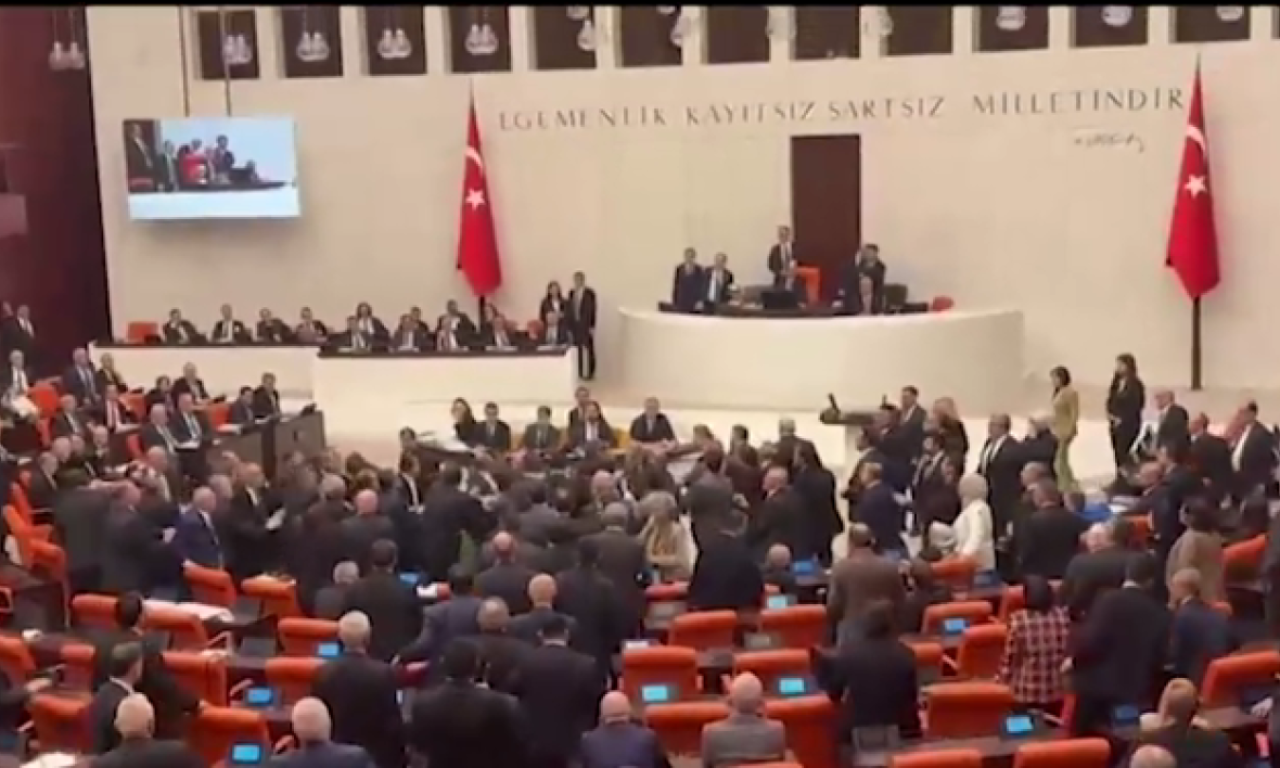 IZBILA TUČA U PARLAMENTU Nakon svađe poslanika počelo udaranje i guranje - pogledajte haos u Turskoj (VIDEO)