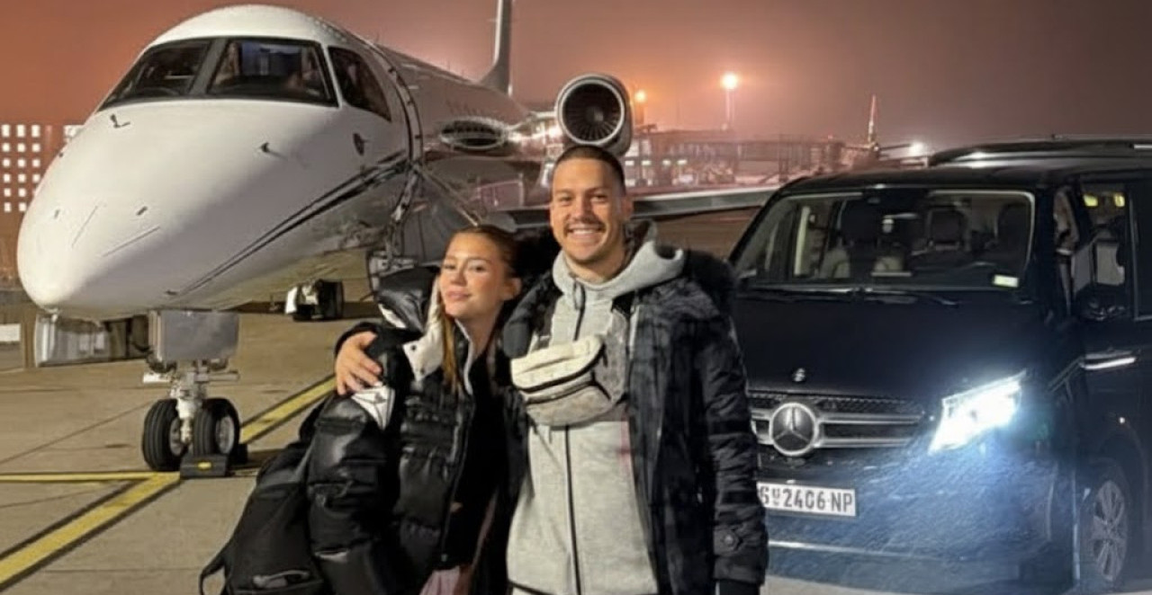 BAKA PRASE POKAZAO BRDO KEŠA I PRIVATNI AVION: Fanovi u neverici pitaju samo jedno – "Odakle?"