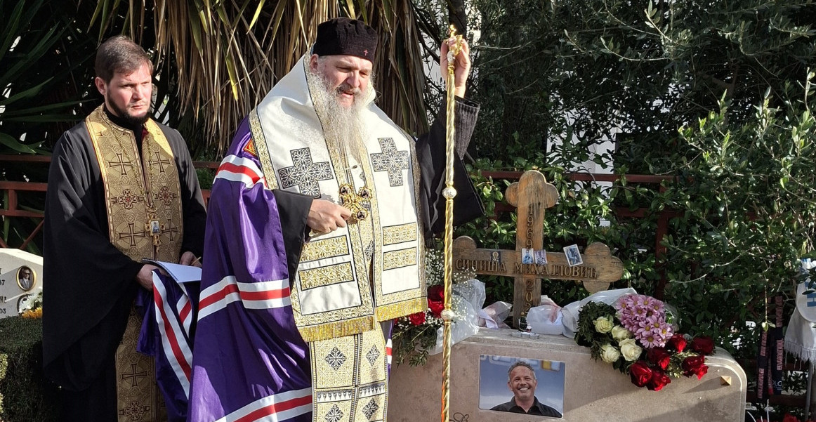 ODRŽAN TROGODIŠNJI POMEN SINIŠI MIHAJLOVIĆU U RIMU: Neutešni porodica i prijatelji - prizor nad večnom kućom fudbalera kida dušu (FOTO)