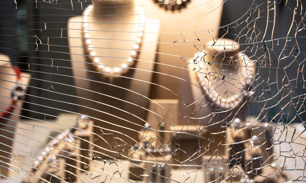 PET MASKIRANIH LICA U VRANJU OPLJAČKALO ZLATARU! Za tri lica su raspisane poternice