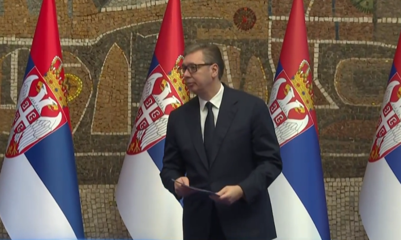 DRŽAVA ĆE DA POVEĆAVA PRIMANJA ZDRAVSTVENIM RADNICIMA Vučić dodelio ugovore o radu najboljim diplomcima (VIDEO)