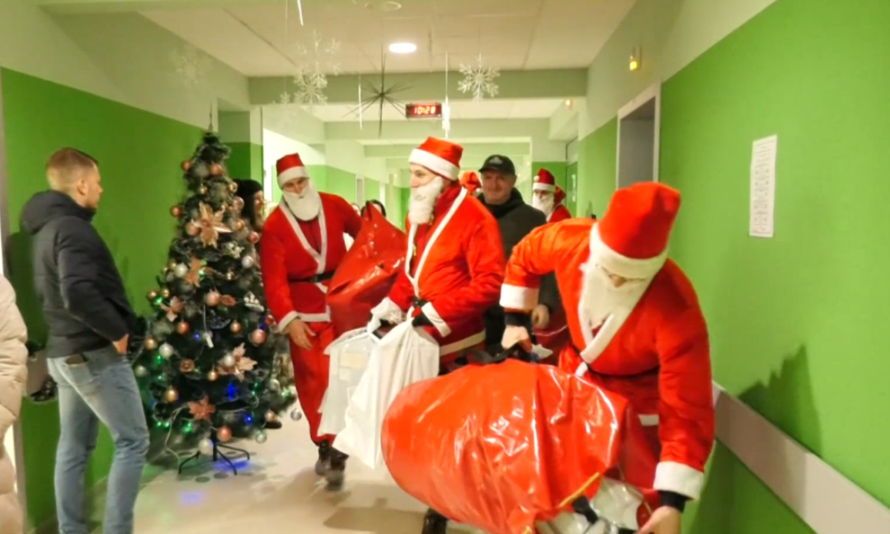 DEDA MRAZOVI SILAZE SA KROVOVA U OVA DVA GRADA U SRBIJI Njihova misija dira pravo u dušu (VIDEO)