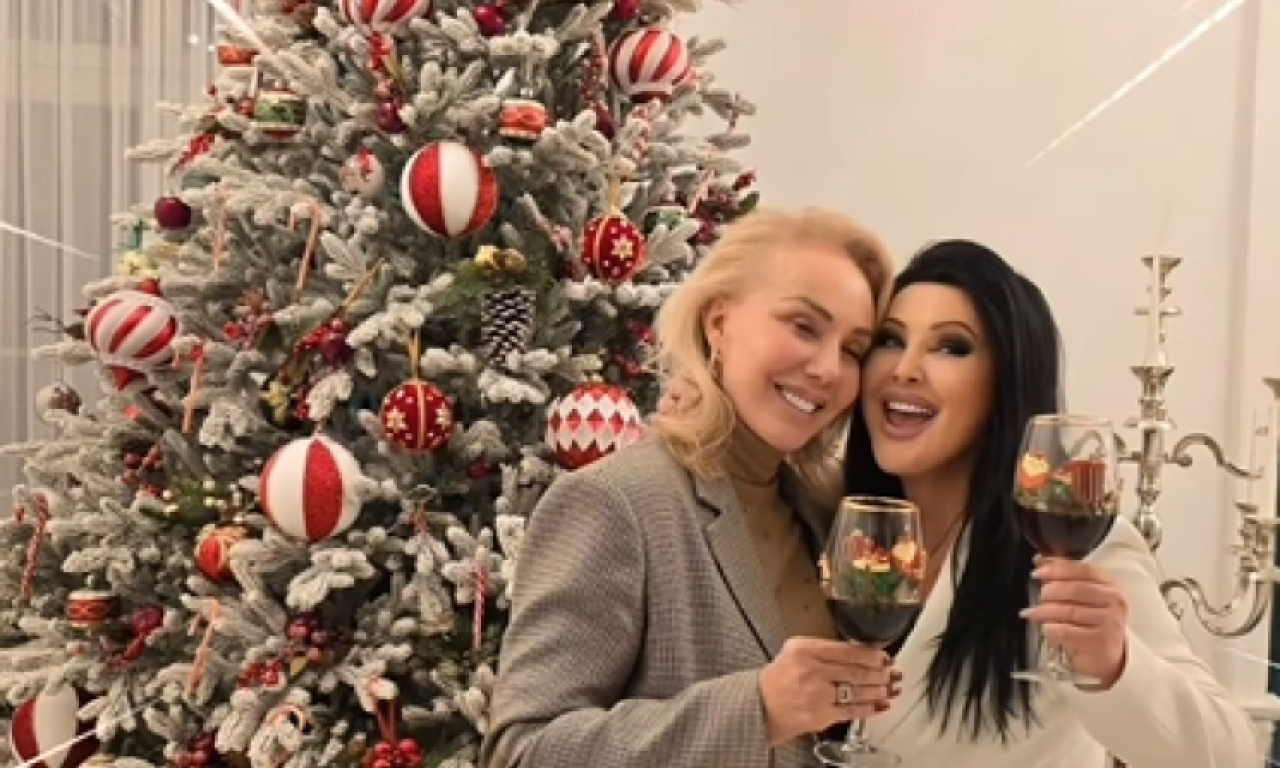 LEPA BRENA I DRAGANA MIRKOVIĆ ZAPALILE MREŽE: Upala joj u dvorac, a evo šta su uradile ispred jelke!