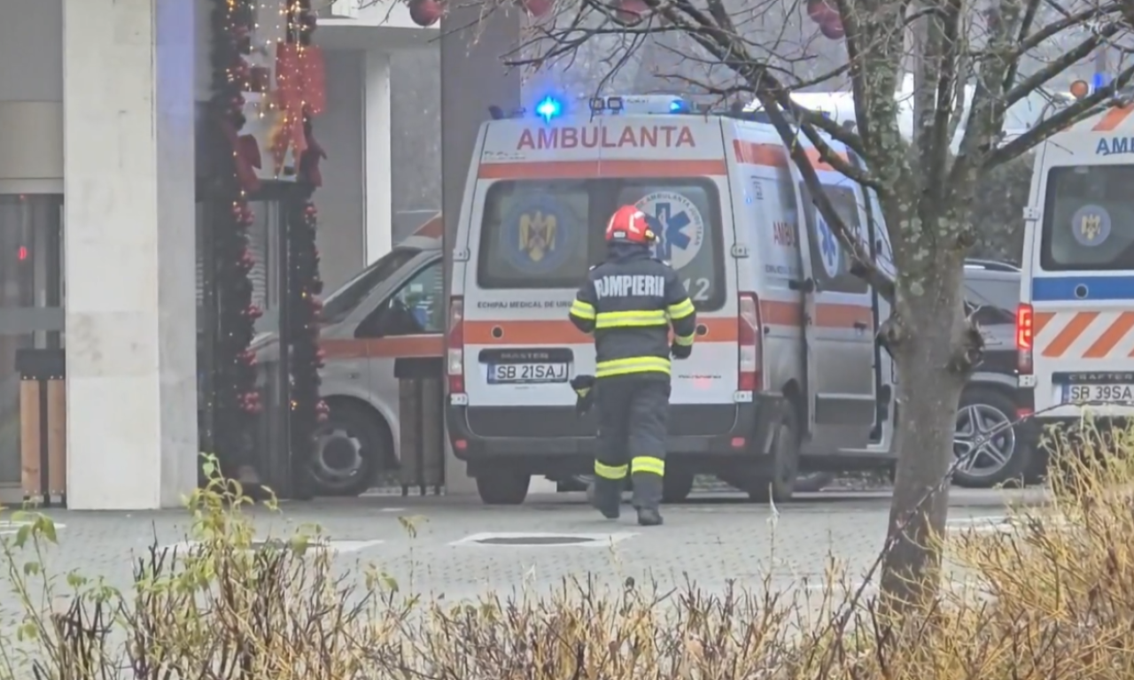 SRUŠIO SE PLAFON NA BAZENU! Među povređenima i deca, pogledajte haos u Rumuniji (VIDEO)