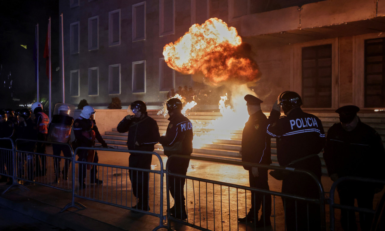DEMONSTRANTI ZAPALILI VLADU Haos u Tirani, sukobi s policijom eskalirali, ima povređenih (VIDEO)