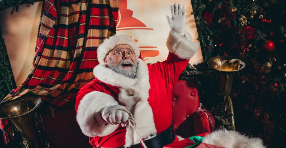 DEDA MRAZ JE STIGAO U NOVI SAD, ALI NE NA SANKAMA Pogledajte lep prizor sa ulice (VIDEO)
