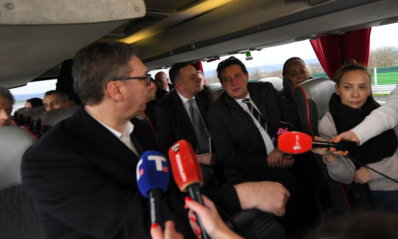 VUČIĆ POSLAO ČESTITKU IZ AUTOBUSA Evo kome se obratio
