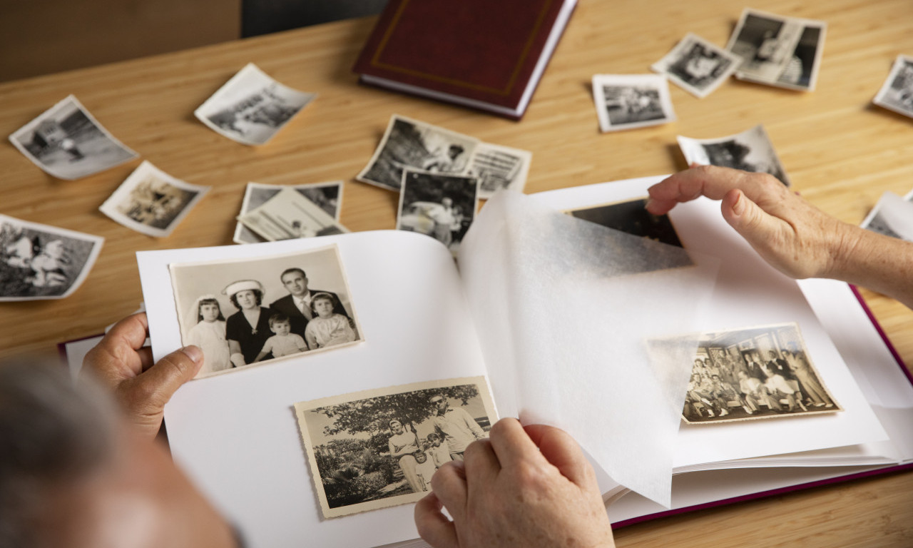 DA LI TREBA DRŽATI SLIKE POKOJNIKA U KUĆI? Jednu stvar nikako ne radite, donosi nemir!