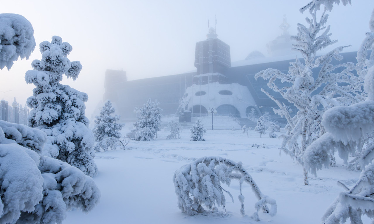 POGLEDAJTE SNIMKE NAJHLADNIJEG GRADA NA SVETU! Trenutno je izmereno čak -56 stepeni, ljudi ne mogu izaći iz kuća (VIDEO)