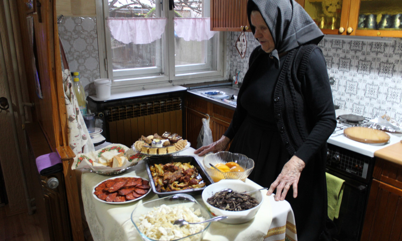 OVAKO SE SLAVI BOŽIĆ U VOJVODINI Deca recituju, a kulen i rezanci prave prazničnu magiju (FOTO, VIDEO)