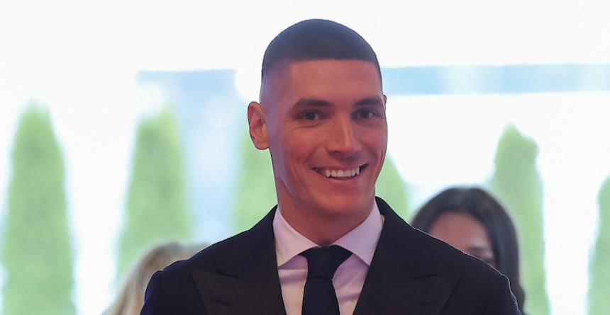 NIKOLA MILENKOVIĆ PRVI PUT POKAZAO ŽENU I SINA! Dok je primao "Zlatnu loptu", Bleki iza sebe imao najveću podršku (FOTO)