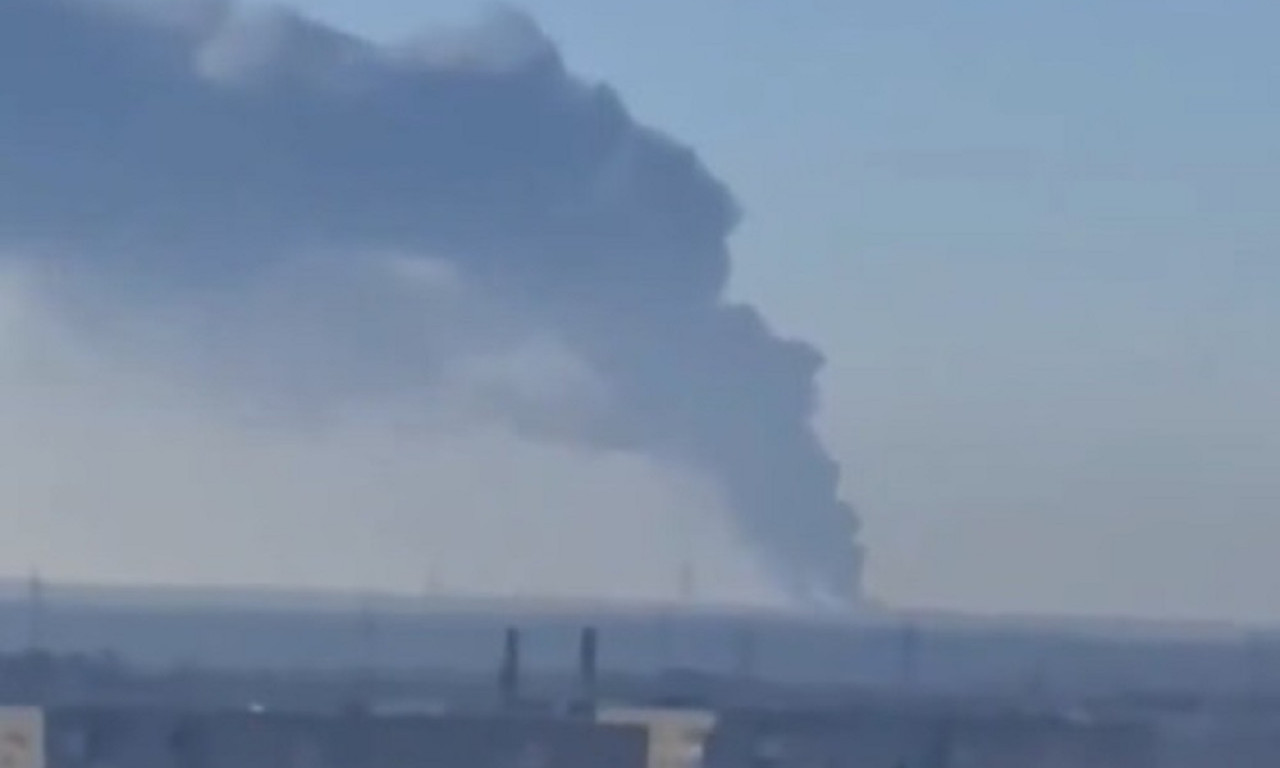 STRAVIČAN VAZDUŠNI NAPAD NA RUSIJU Gori rafinerija nafte, stanovnici prijavili niz eksplozija (VIDEO)