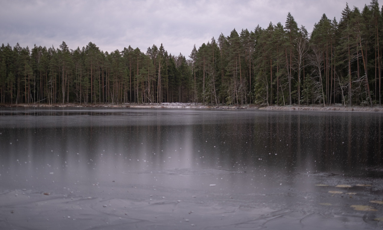 VIDELI SU JE NASRED ZALEĐENOG JEZERA I ODMAH KRENULI KA NJOJ Pogledajte hrabru akciju vatrogasaca-spasilaca (VIDEO)