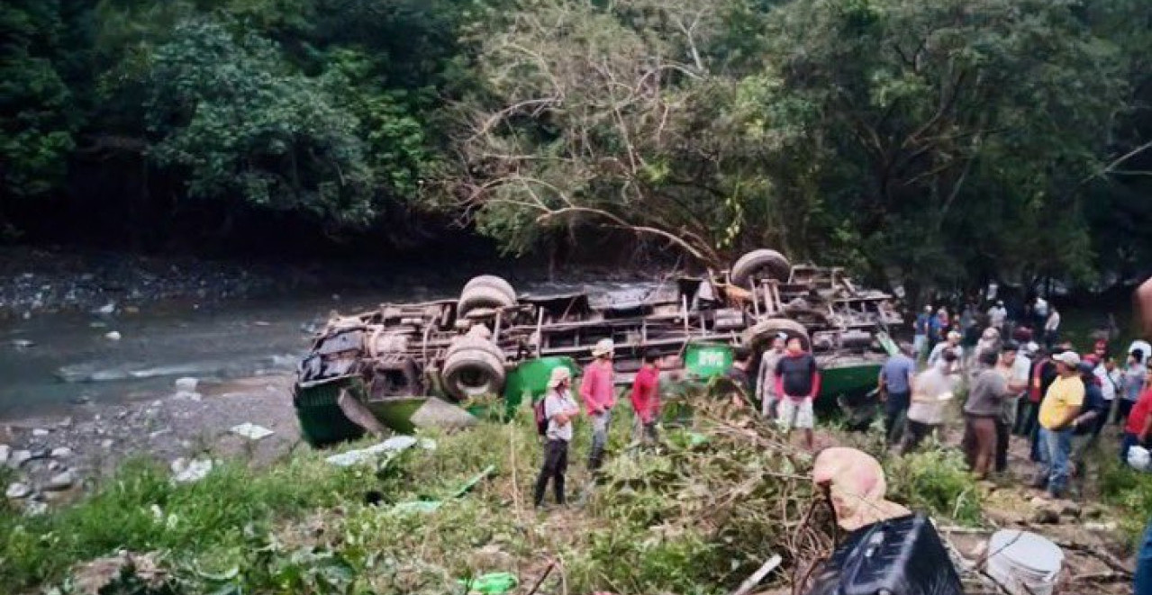 NAJMANJE DESET MRTVIH, MEĐU NJIMA I DETE! Autobus se prevnuo na krov, jeziva nesreća na Badnje veče (FOTO/VIDEO)