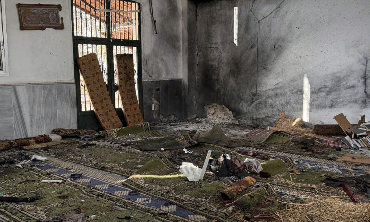 VERNICI DIGNUTI U VAZDUH TOKOM MOLITVE Uznemirujuće slike i snimci nakon eksplozije u džamiji šokiraju svet (VIDEO)