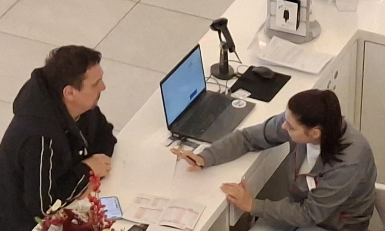 KEBA U KLINČU SA RADNICOM NA ŠALTERU! Dok se službenica tresla od besa, pevač izvadio ovo: Pogledajte šta je uradio usred žestoke rasprave!