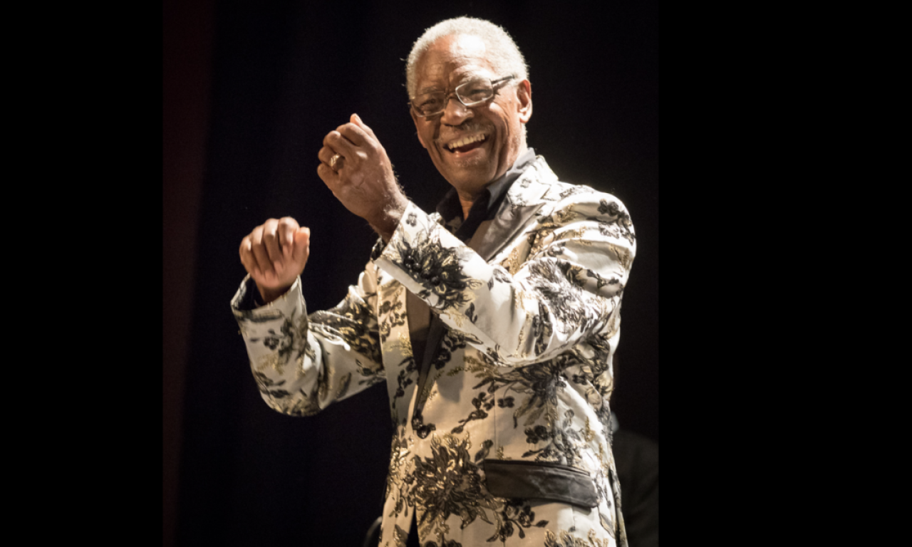 UMRO LEGENDARNI PEVAČ Teško da ima nekog ko ne zna čuvenu pesmu koju je stvorio (VIDEO)