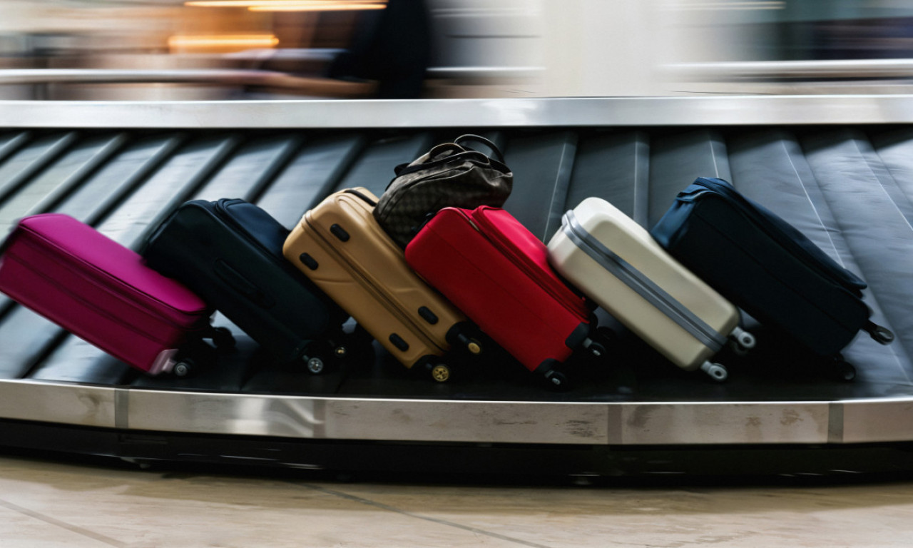 BAJONETI, PREPARIRANA ŽIVOTINJA I METEORIT Najčudnije stvari koje su ljudi zaboravljali u avionu...ima i zubnih proteza ali kakvih!