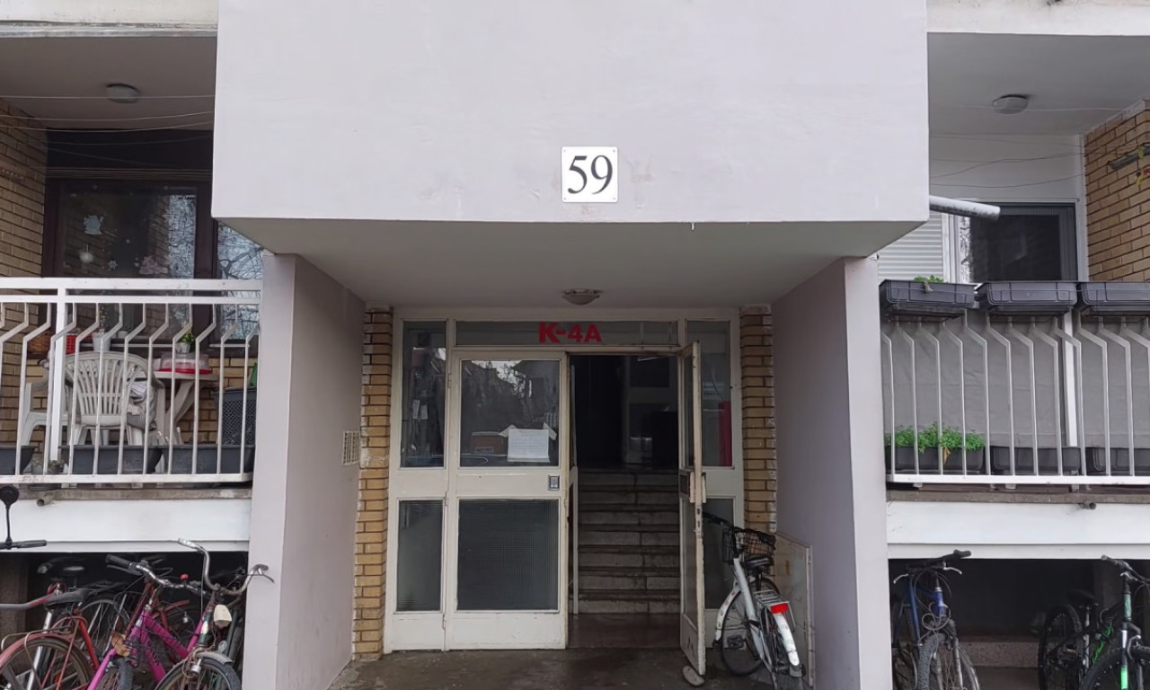 KRV ISPRED ZGRADE U KOJOJ JE ALEKSANDAR UBIO RODITELJE PA SKOČIO Komšije neme od šoka, pogledajte slike sa lica mesta (FOTO)