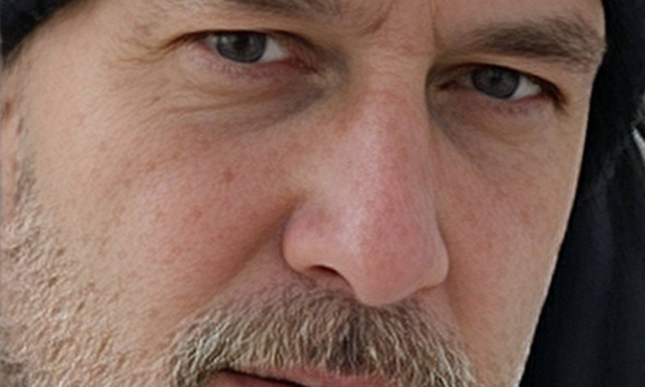 NOVA FOTOGRAFIJA MONSTRUMA KOJI JE IZBO BAKU PRED UNUKOM Ako ga primetite odmah pozovite policiju! (FOTO)