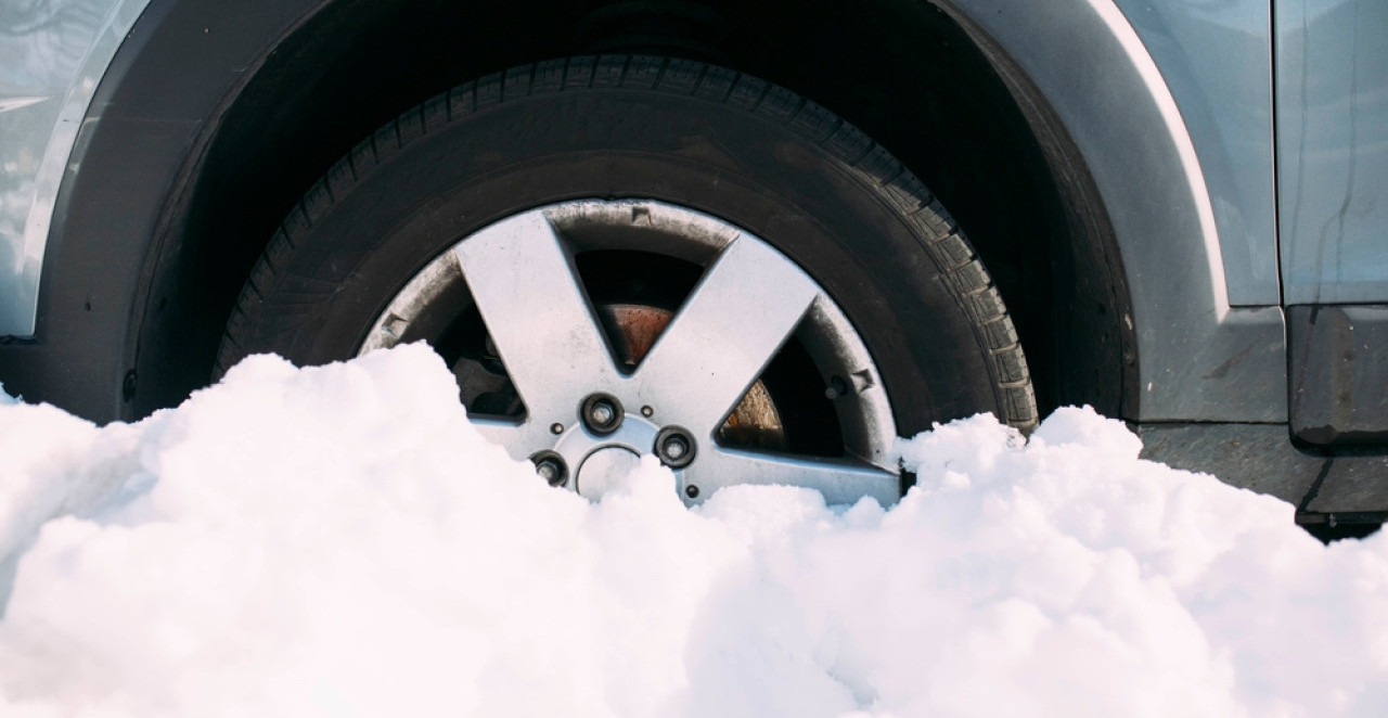 VATROGASCI SPASLI DVOJE ODRASLIH I MALOLETNIKA IZ VOZILA U SNEGU Herojska akcija kod Kladova (FOTO)