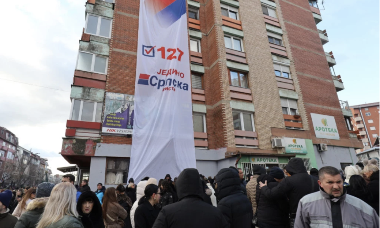 VELIKI ODZIV BIRAČA! REDOVI U KOSOVSKOJ MITROVICI Izašao prvi presek izlaznosti na izborima (VIDEO)