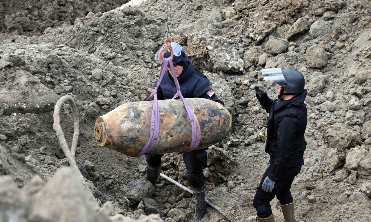 POGLEDAJTE KAKO JE TEKLO UKLANJANJE BOMBE U BEOGRADU NA VODI: Uspešno prebačena na Pasuljanske livade (FOTO)