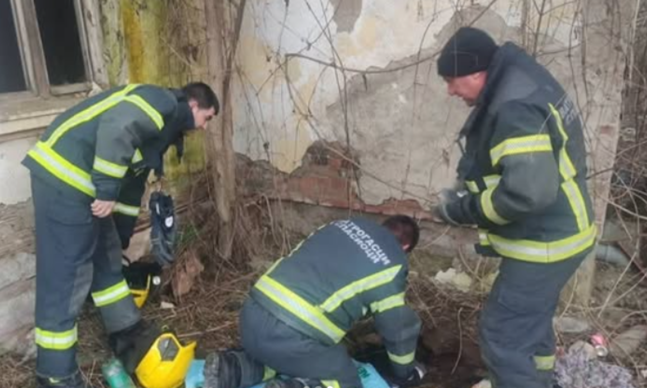 HEROJI IZ LESKOVCA U AKCIJI: Ovako su vatrogasci spasili psa iz smrtonosnog šahta (FOTO)