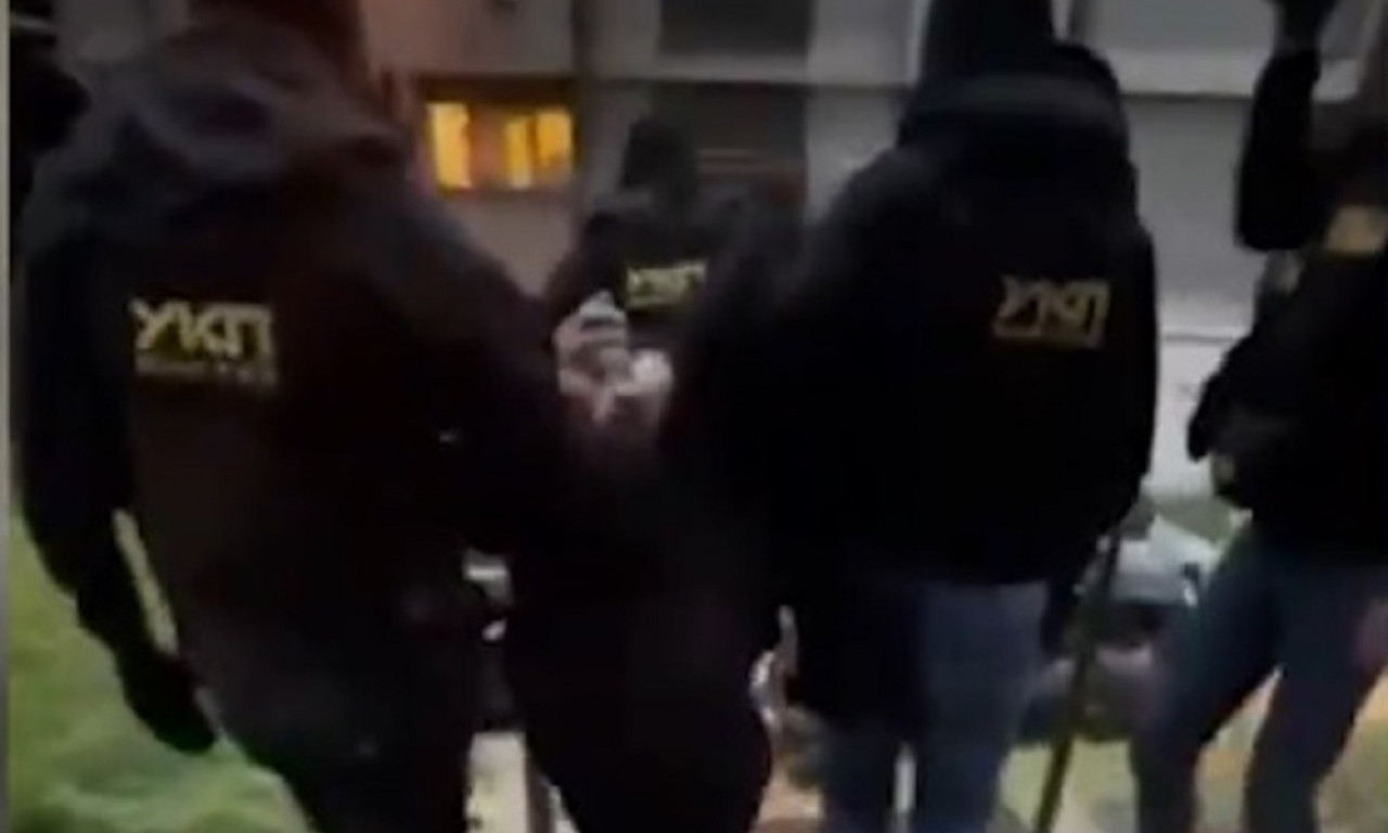 NOVI SNIMAK HAPŠENJA MONSTRUMA KOJI JE IZBO BAKU PRED UNUKOM Pogledajte kako ga policajci vode iz štek stana (VIDEO)