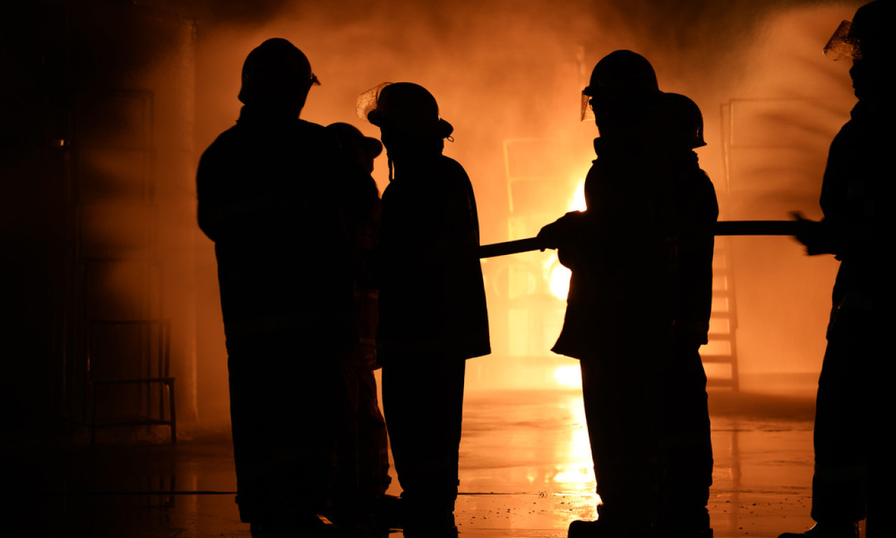 GORELO DOMAĆINSTVO KOD ŠAPCA: Vatrena stihija gutala sve pred sobom, vatrogasci u velikoj akciji