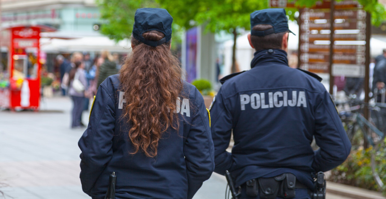 PIJANA POLICAJKA IZAZVALA SAOBRAĆAJKU Prešla u suprotnu traku, pa se zakucala - skandal u Šibeniku