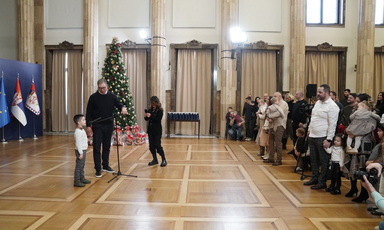 "DRAGA DECO, ŽELIM DA SE RADUJETE, DA BUDETE VESELI" Vučić uručio novogodišnje paketiće deci zaposlenih u Predsedništvu (VIDEO)