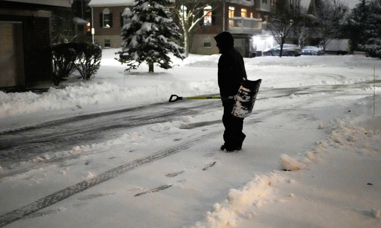 "SUNĐER BOB" STIGAO U ČURUGA: Kad sneg okuje Vojvodinu, čamac postaje glavno prevozno sredstvo! (FOTO)