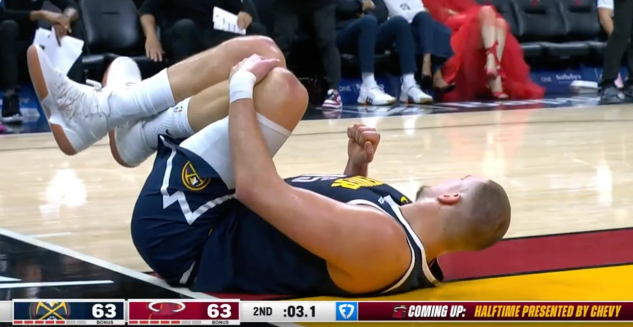 AU, KAKO JE OVO MUČNO! Pogledajte reakciju Jokićevog brata u trenutku Nikolinog jezivog pada (VIDEO)