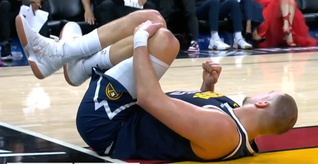 AU, KAKO JE OVO MUČNO! Pogledajte reakciju Jokićevog brata u trenutku Nikolinog jezivog pada (VIDEO)