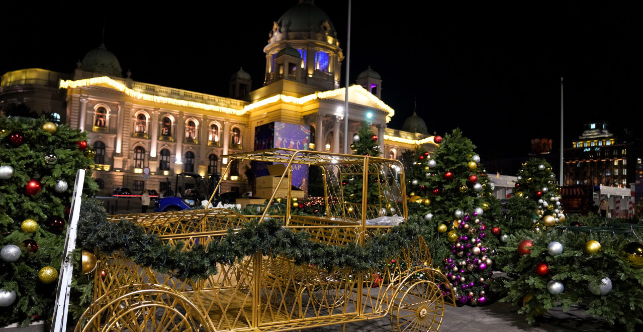 POGLEDAJTE KAKO IZGLEDA BOŽIĆNO SELO NA MESTU ĆACILENDA Šatore zamenili novogodišnji ukrasi, štandovi, jelke... (FOTO)