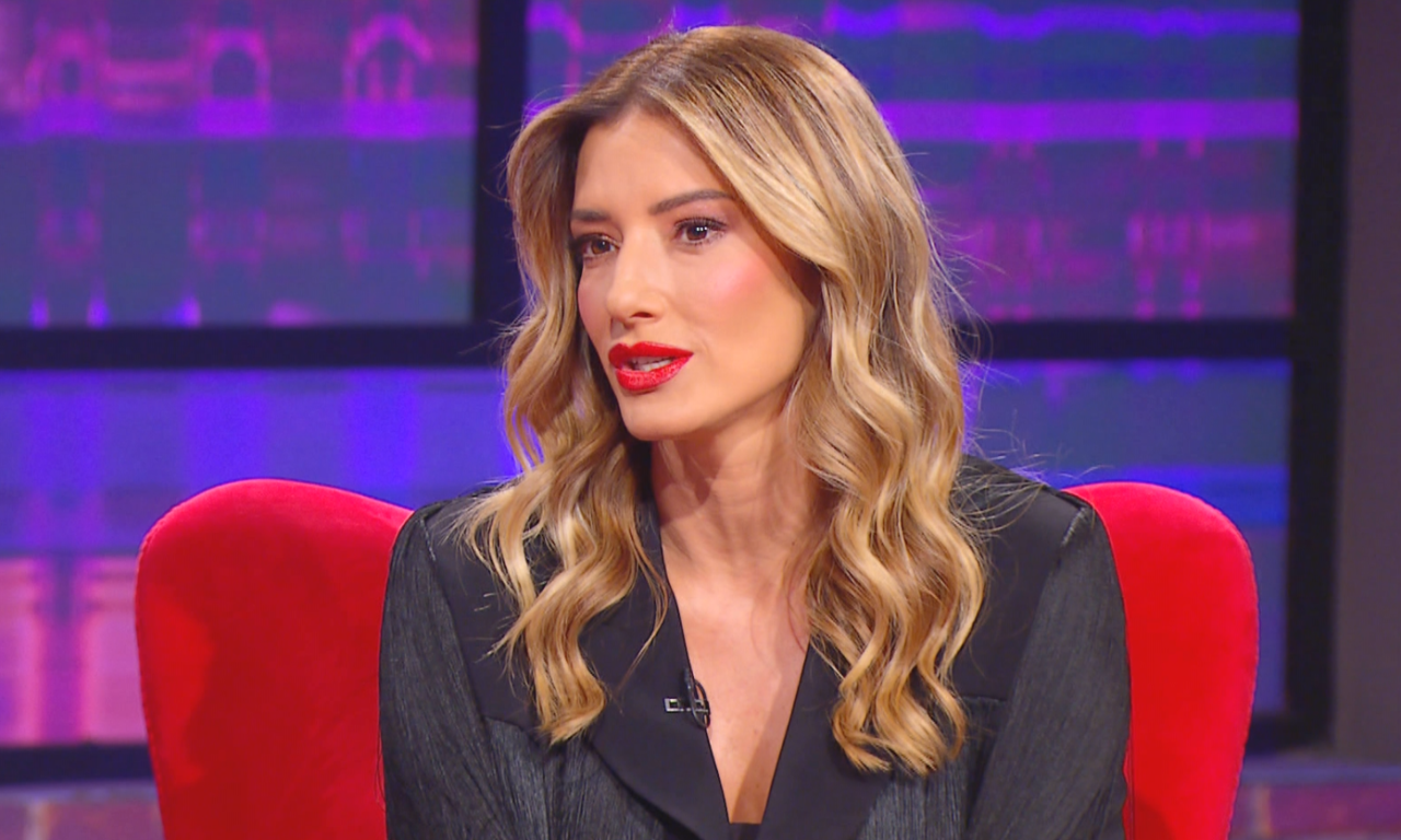 JOVANA JOKSIMOVIĆ UHVAĆENA U GUŽVI: Dok odlazi na posao, voditeljka na "repeat" sluša novi hit svog muža! (VIDEO)